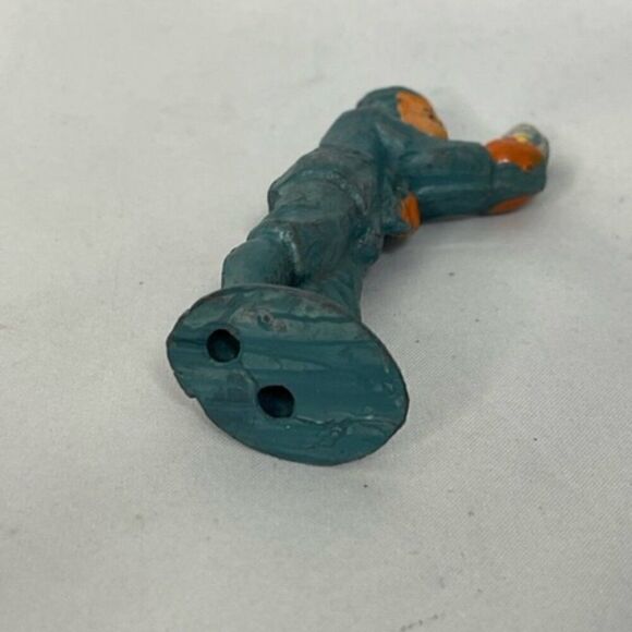 Vintage MANOIL 3.5" Figurine Lead Toy 41/16 Man Blowing Out Lantern - Picture 5 of 5